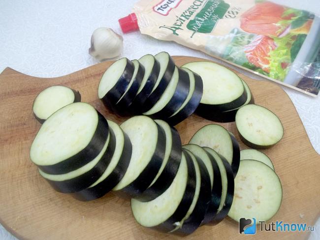Баклажаны нарезаны кольцами