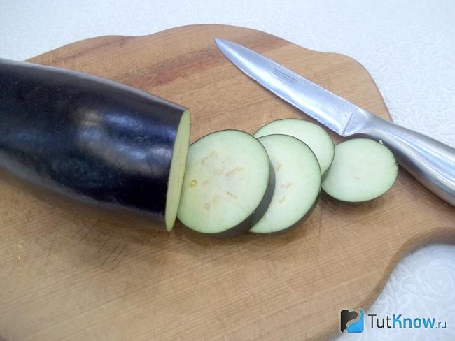 Баклажаны нарезаны кольцами