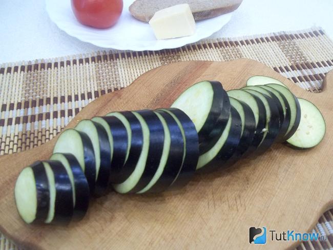 Баклажаны нарезаны кольцами