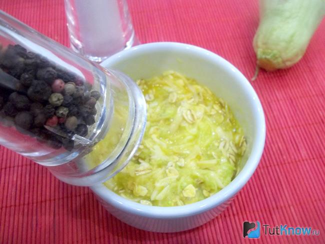 паровой омлет с кабачками. 1531247267 9. паровой омлет с кабачками фото. паровой омлет с кабачками-1531247267 9. картинка паровой омлет с кабачками. картинка 1531247267 9. Мой малыш очень любит омлеты. Один из вариантов приготовления я нашла в детской книге и адаптировала под себя и своего карапуза, используя мультиварку. Омлет с кабачками на пару в мультиварке получается сочным, нежным и красивым. Количество яиц и других ингредиентов можно менять, исходя из ваших с малышом пристрастий к еде. Также, вместо кабачков можно использовать цукини, патиссоны или тыкву.