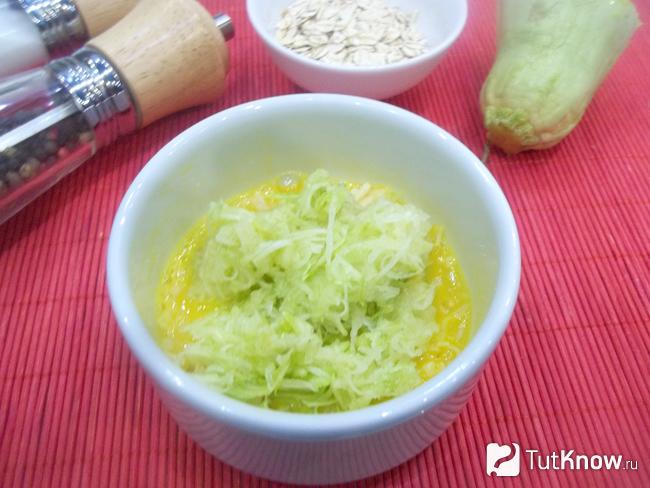 паровой омлет с кабачками. 1531247275 5. паровой омлет с кабачками фото. паровой омлет с кабачками-1531247275 5. картинка паровой омлет с кабачками. картинка 1531247275 5. Мой малыш очень любит омлеты. Один из вариантов приготовления я нашла в детской книге и адаптировала под себя и своего карапуза, используя мультиварку. Омлет с кабачками на пару в мультиварке получается сочным, нежным и красивым. Количество яиц и других ингредиентов можно менять, исходя из ваших с малышом пристрастий к еде. Также, вместо кабачков можно использовать цукини, патиссоны или тыкву.