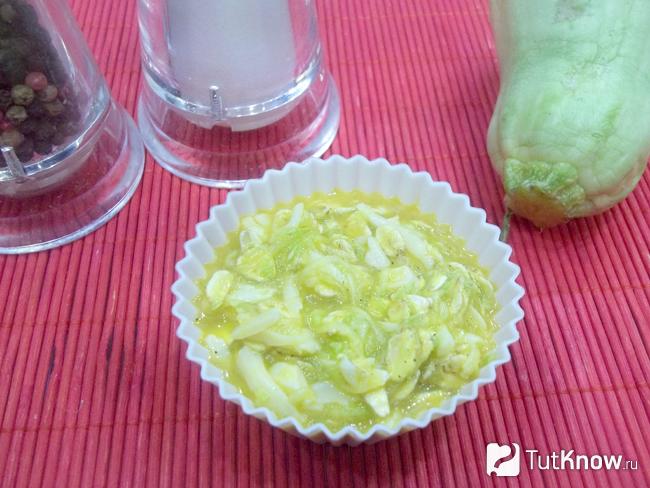 паровой омлет с кабачками. 1531247300 10. паровой омлет с кабачками фото. паровой омлет с кабачками-1531247300 10. картинка паровой омлет с кабачками. картинка 1531247300 10. Мой малыш очень любит омлеты. Один из вариантов приготовления я нашла в детской книге и адаптировала под себя и своего карапуза, используя мультиварку. Омлет с кабачками на пару в мультиварке получается сочным, нежным и красивым. Количество яиц и других ингредиентов можно менять, исходя из ваших с малышом пристрастий к еде. Также, вместо кабачков можно использовать цукини, патиссоны или тыкву.