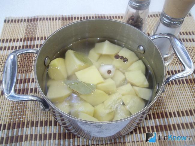 Картофель залит водой