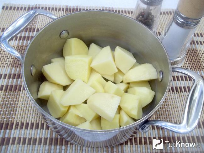 Картофель очищен, нарезан кубиками и сложен в кастрюлю