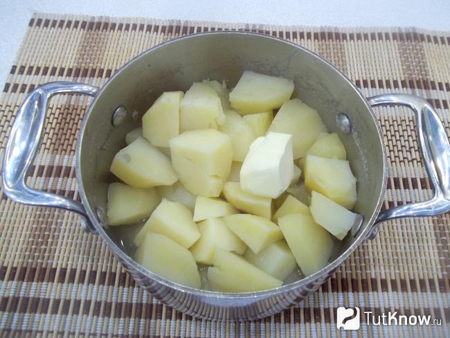 С картофеля слита вода и добавлено масло