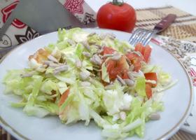 Салат с брынзой, капустой, помидорами и семечками