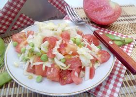 Салат из капусты, зеленого горошка и помидоров