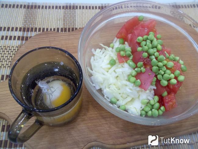 В салатницу сложены все продукты