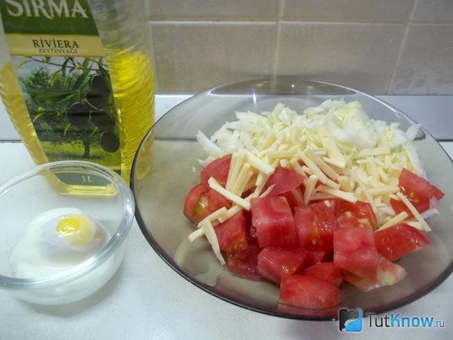 Продукты для салат соединены в тарелке