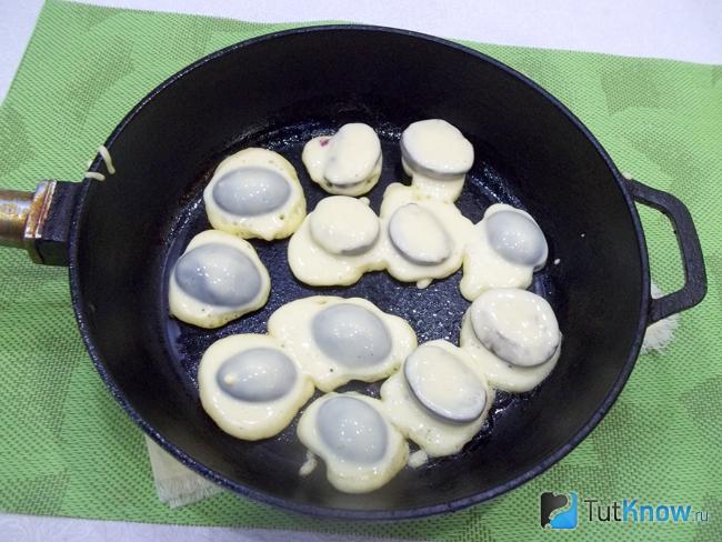 Сливы в кляре пекутся на сковороде