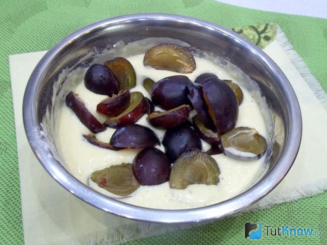 Сливы помещены в кляр