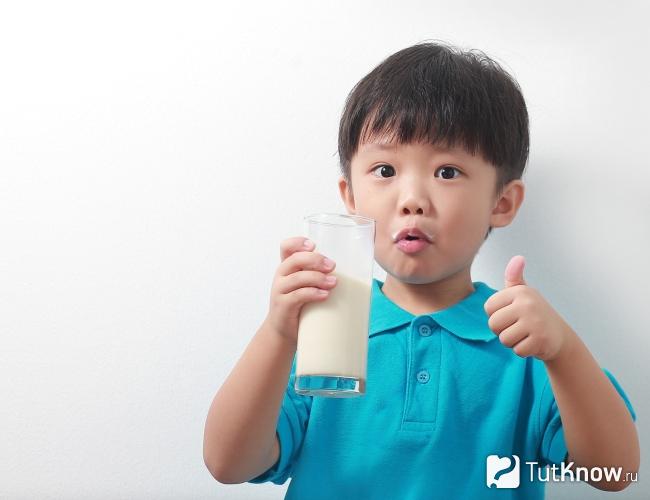 Мальчик пьет овечье молоко