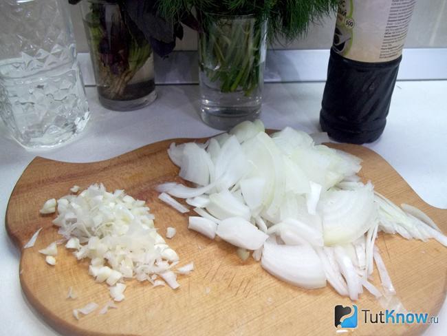 Репчатый лук и чеснок нарезаны