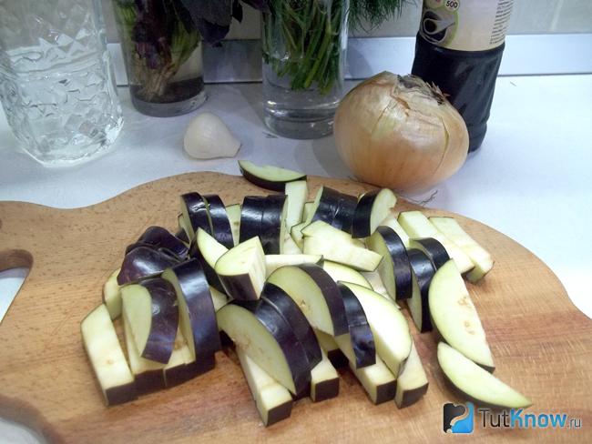 Баклажаны нарезаны кусочками