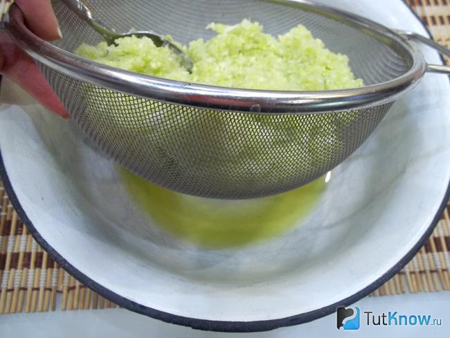 овсяные хлопья с кабачками. 1531485143 6. овсяные хлопья с кабачками фото. овсяные хлопья с кабачками-1531485143 6. картинка овсяные хлопья с кабачками. картинка 1531485143 6. Довольно неожиданное своим сочетанием блюдо с кабачком. Кабачок с овсянкой готовится очень просто, получается сытное, вкусное, полезное и необычное блюдо. Его невозможно испортить.