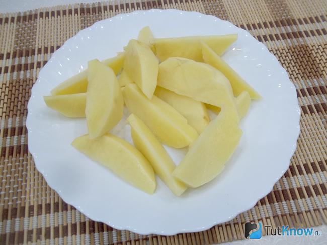 Картофель нарезан дольками