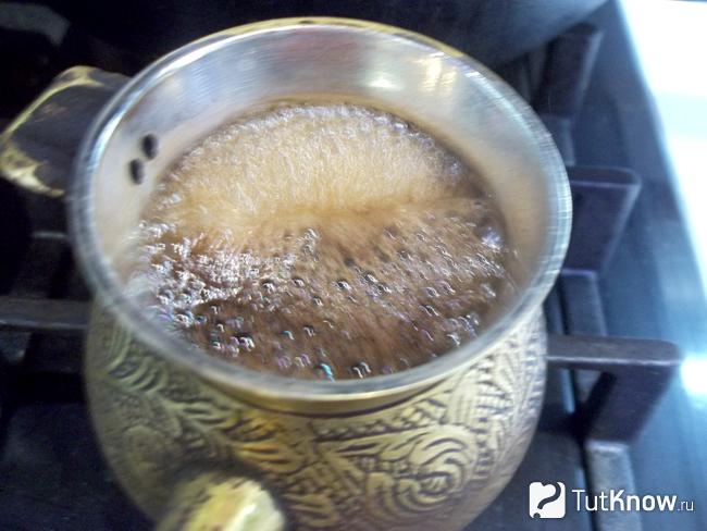 Кофе в турке варится на плите