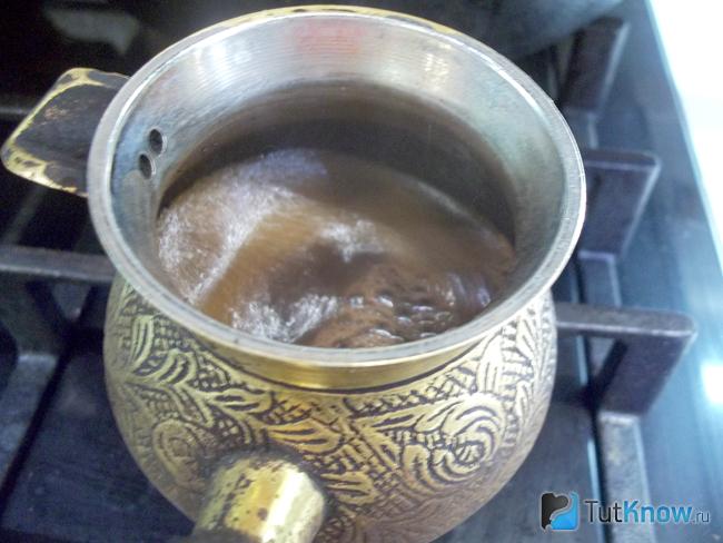Кофе в турке варится на плите
