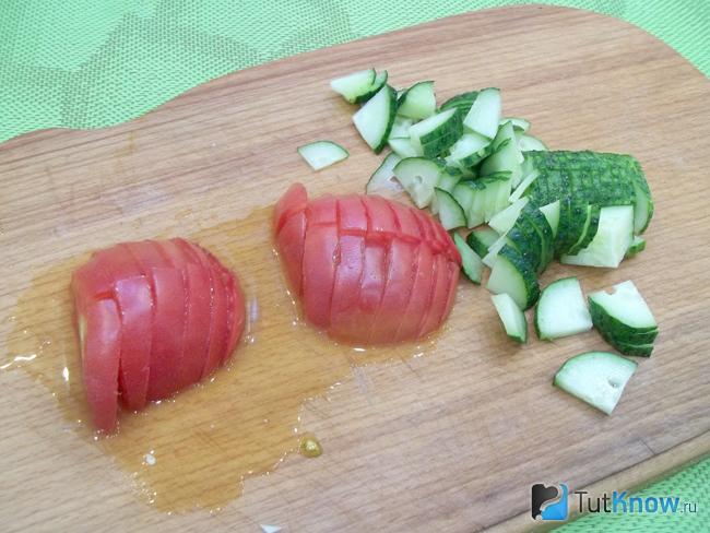 Помидоры и огурцы нарезаны дольками