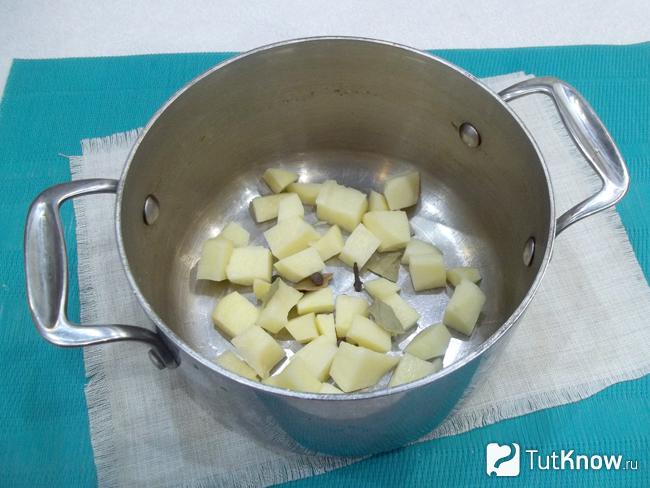 Картофель нарезан кубиками и сложен в кастрюлю