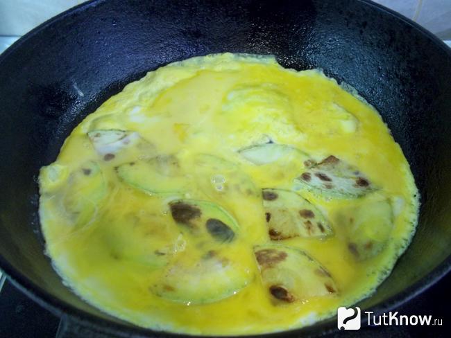 Кабачки залиты яичной массой
