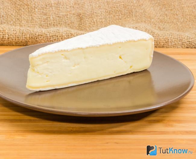 Сыр бри на тарелке