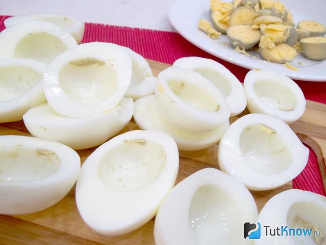 Яйца отварены, очищены, разрезаны пополам и извлечен желток