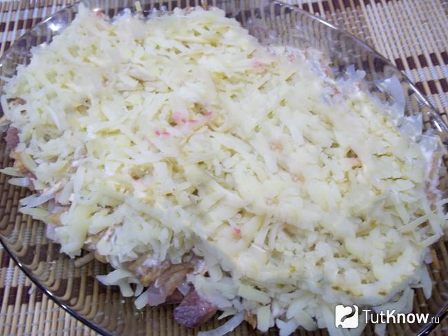 На яблоко выложен натертый картофель