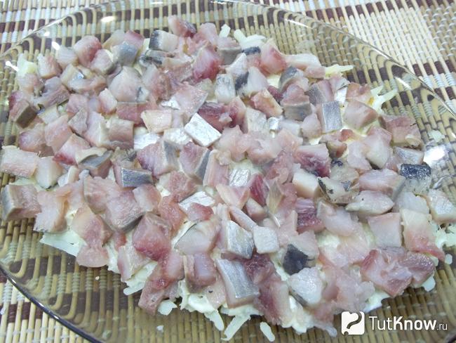 На картофель выложена селедка нарезанная кубиками