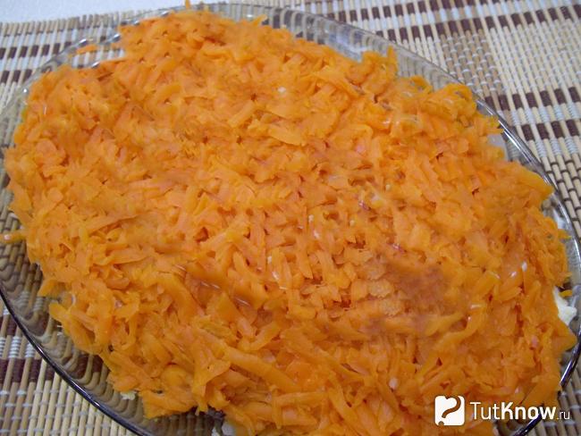 На картофель выложена натертая морковь