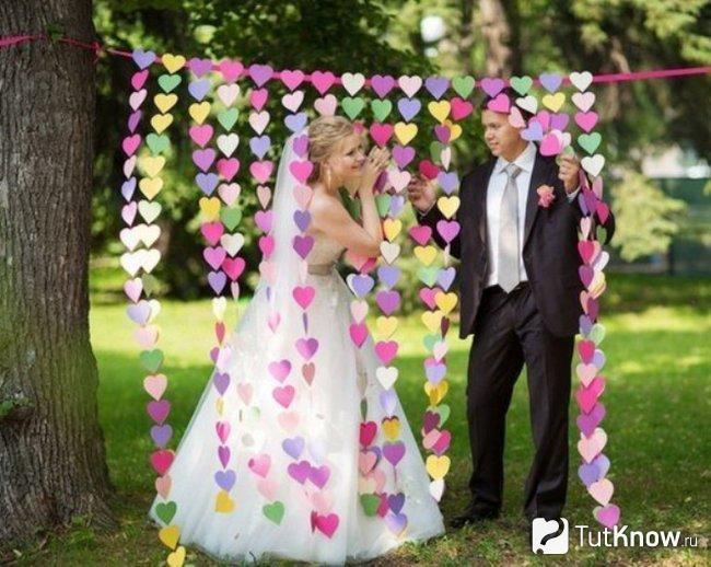 Муж и жена отмечают бумажную свадьбу
