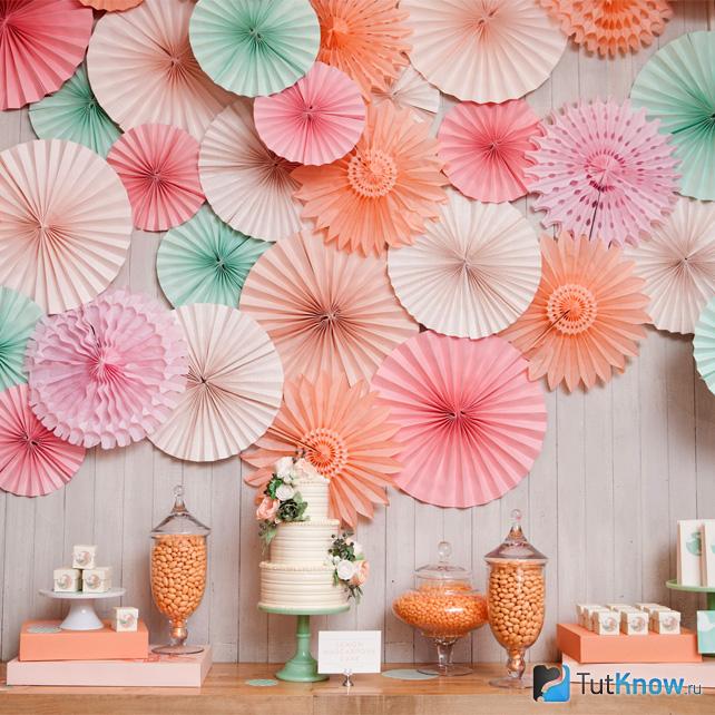 Стена украшена цветами в японском стиле