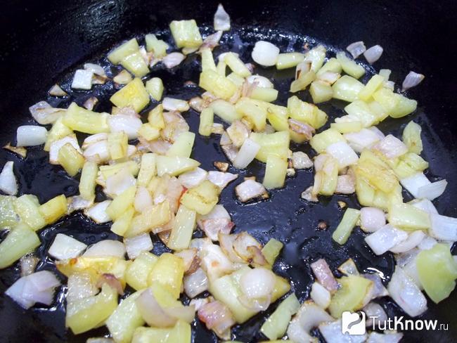 Репчатый лук и сладкий перец жарятся в сковороде