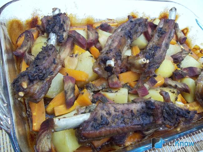 Готовая запеченная свинина с картофелем и морковью