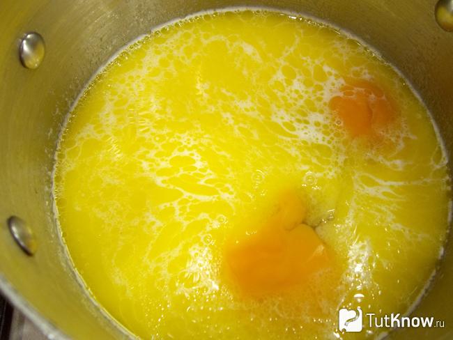 В масло добавлены яйца и продукты взбиты миксером