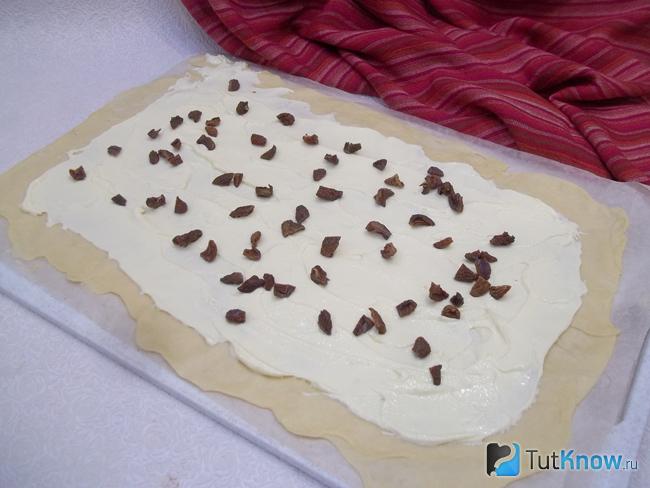 На тесто выложена творожная начинка и курага