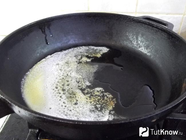 Масло растоплено на сковороде