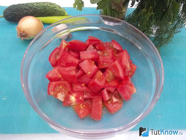 Помидоры нарезаны кубиками