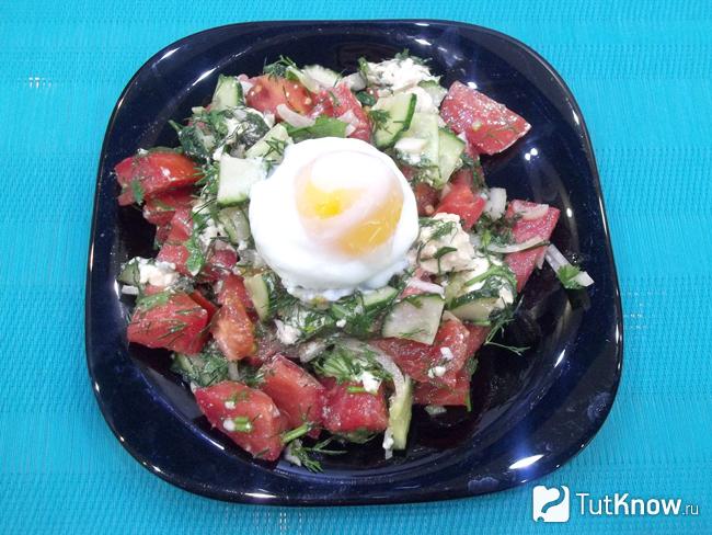 Готовый салат с помидорами, плавленым сыром и яйцом-пашот