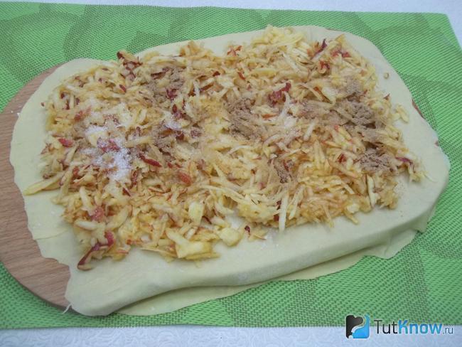 Яблочная стружка присыпана сахаром и корицей