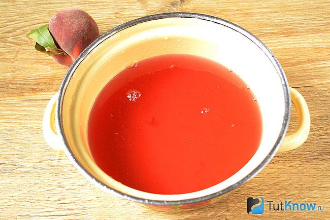 Кастрюля с персиковым сиропом