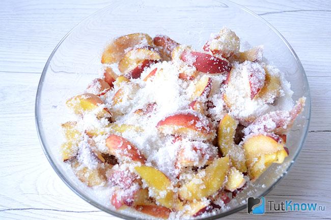 Персики присыпаны сахаром
