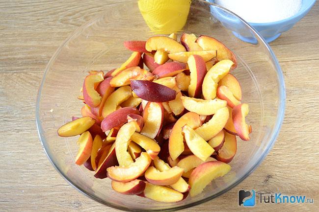 Персики порезаны дольками