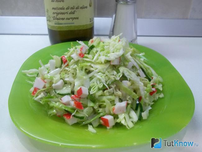 Готовый салат с капустой, крабовыми палочками и яйцом-пашот