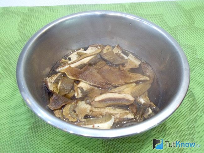Сушеные грибы запарены кипятком