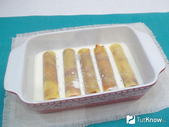 Каннеллони залиты молоком и отправлены в духовку
