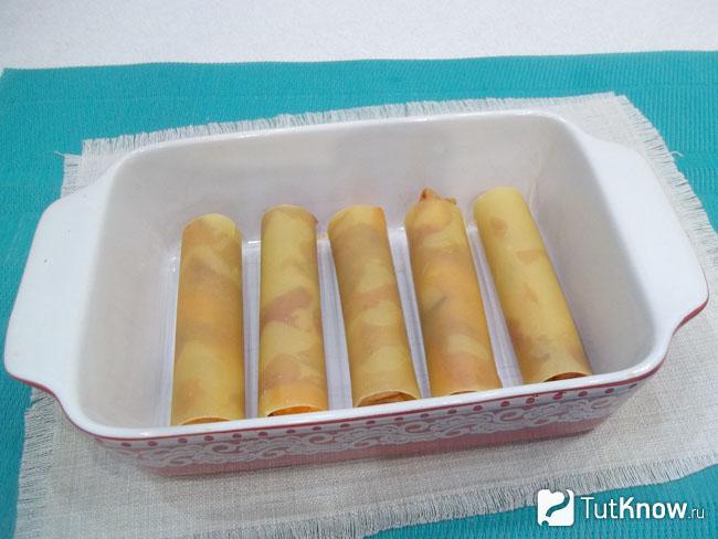 Каннеллони уложены в форму для запекания