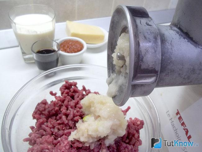 Мясо утки и репчатый лук перекручены
