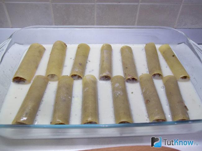 Каннеллони выложены в форму и залиты молоком