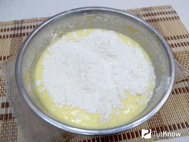 К продуктам насыпана мука